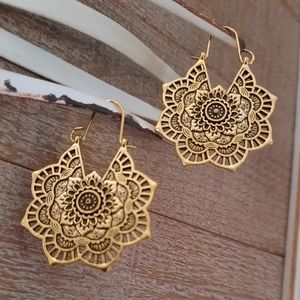 Vintage Boho Drop Earrings Hollow Floral Pendant Earrings
